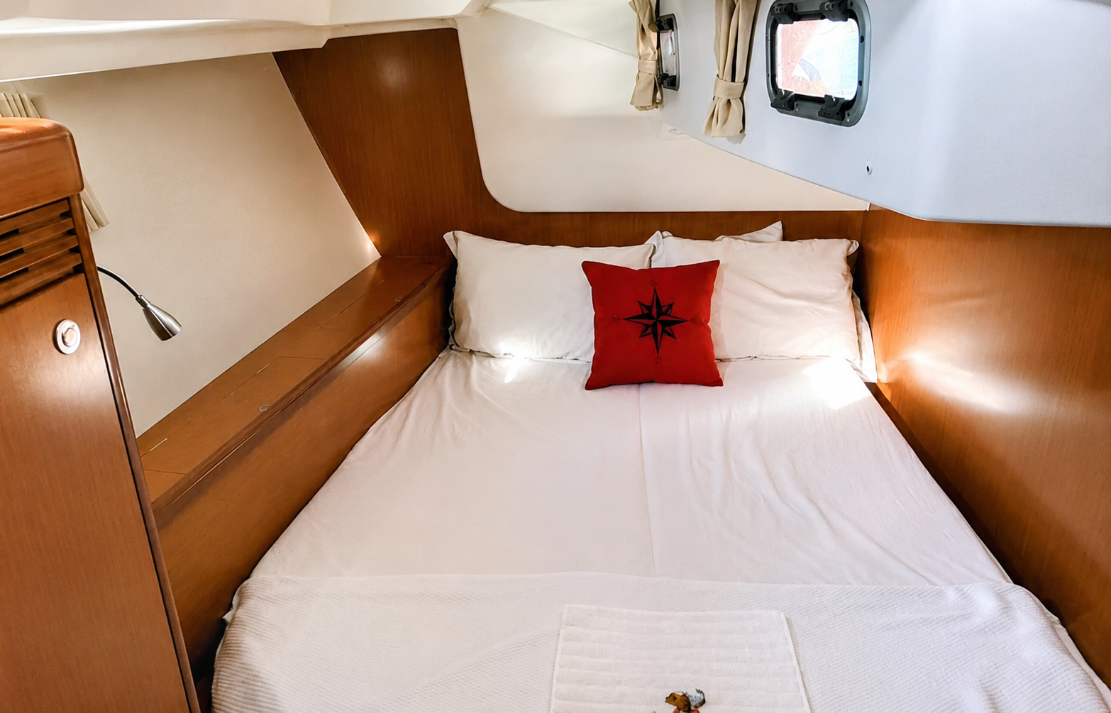 La cabine avant et son grand lit double