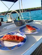 Pan con tomate servi sur le pont