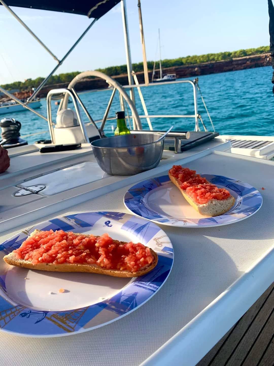 Pan con tomate préparé à bord, servi sur le pont du voilier