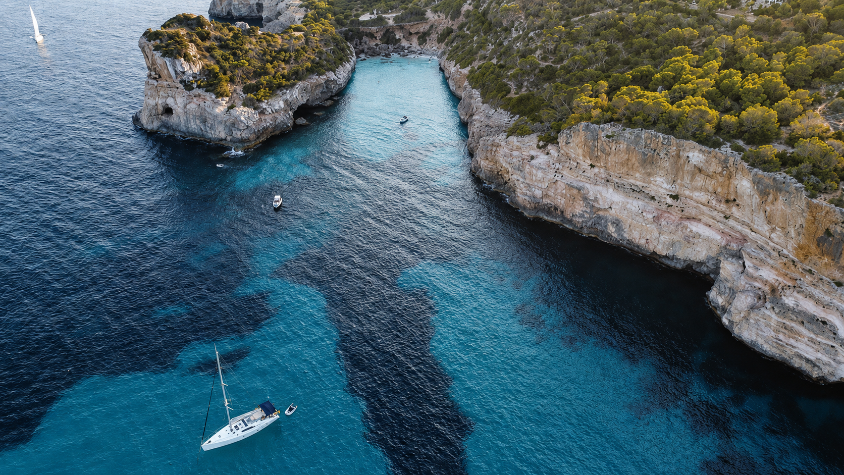 La mer au coucher du soleil au large de Majorque