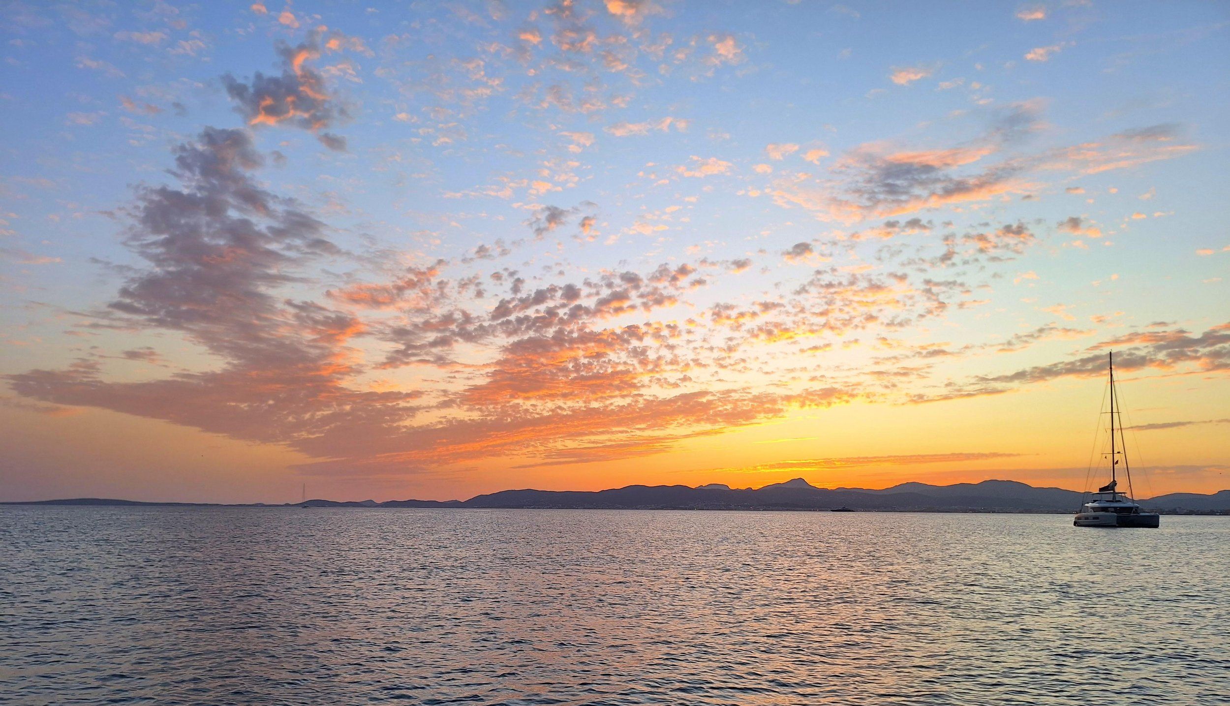 La mer embrasée au coucher du soleil au large de Majorque