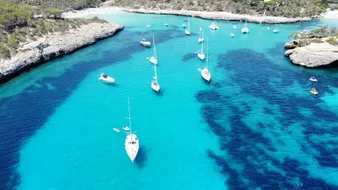 Baie turquoise remplie de voiliers, vue du ciel